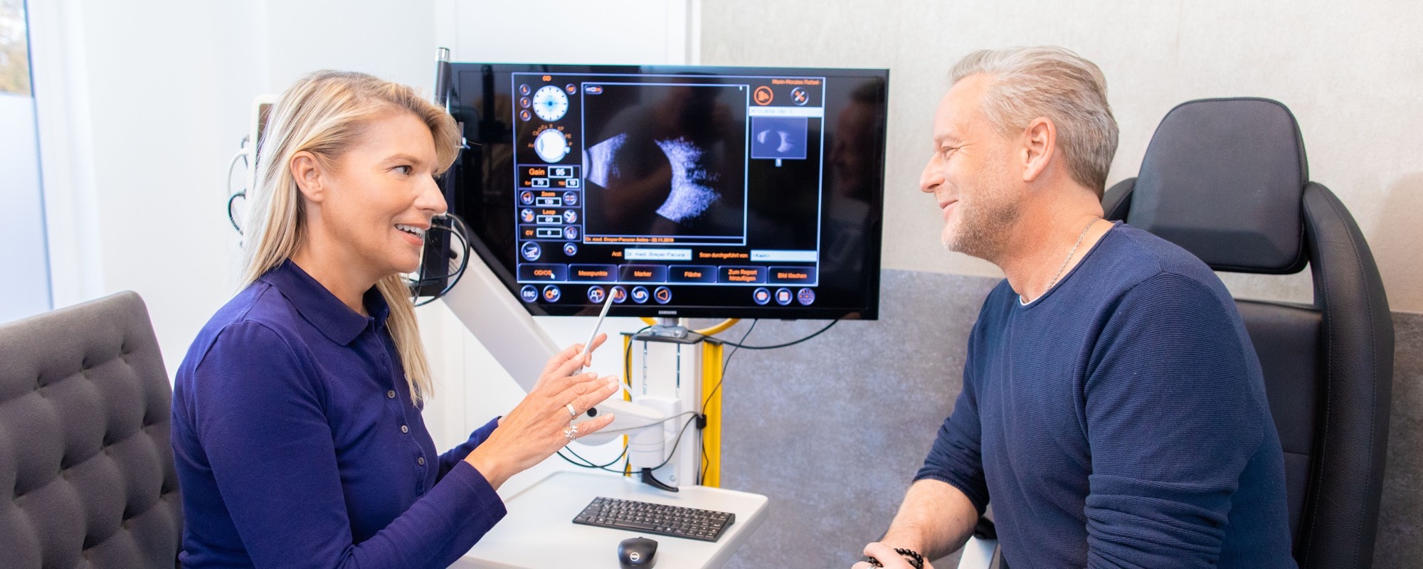 Dr. Breyer mit einem Patienten bei einer Untersuchung.