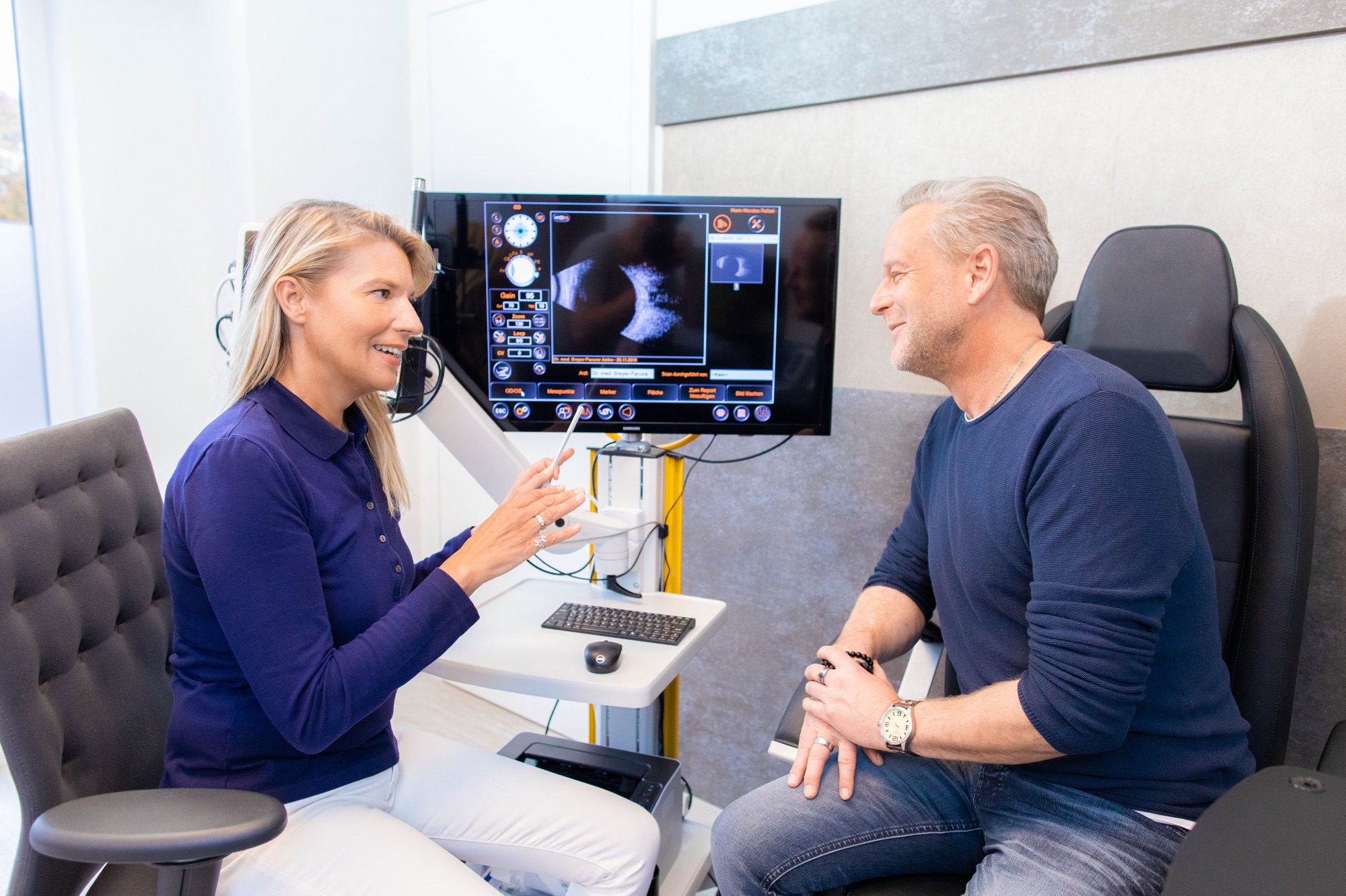 Augen&auml;rztin Dr. Anitra Breyer-Pacurar mit Patient bei einer Ultraschalluntersuchung.